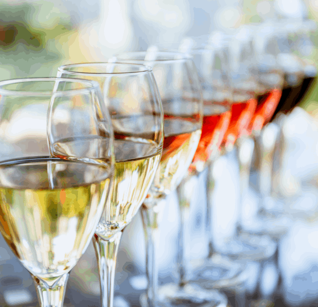 imagem de taças de vinho tinto e branco na indústria vinícola chilena